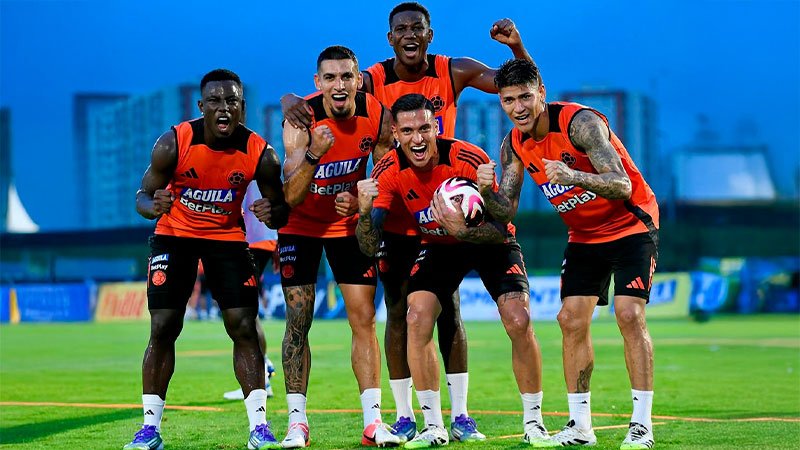Jugadores de la Selección Colombia en entrenamiento celebrando con alegría y unión.